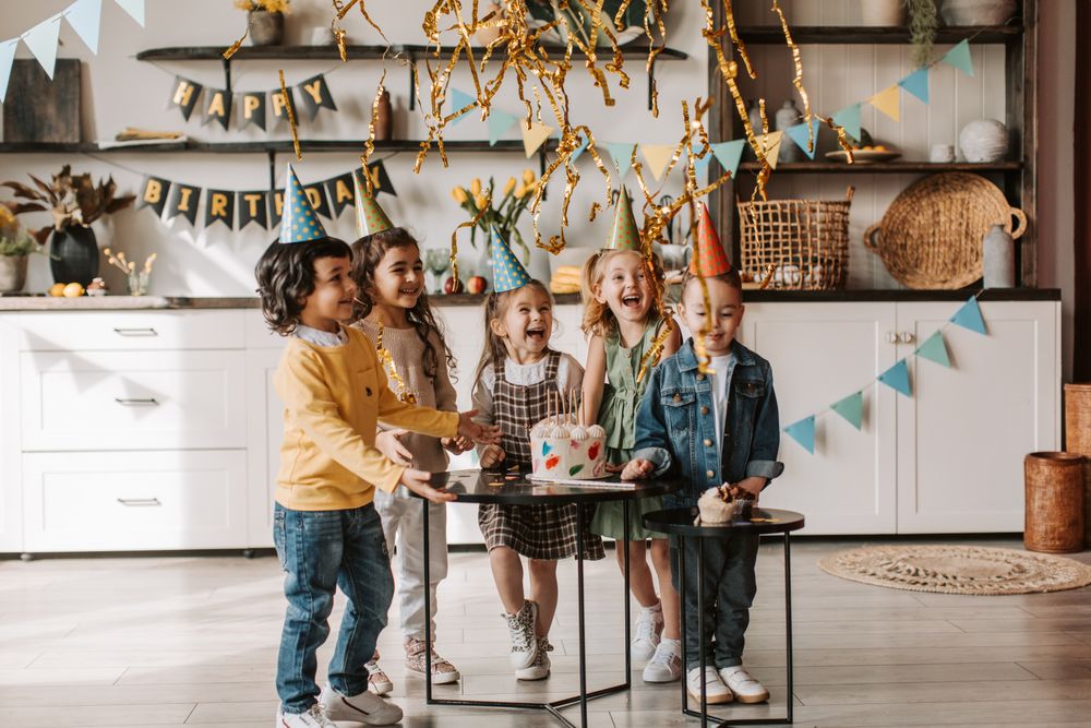 Crianças celebrando aniversário com bolo e velas